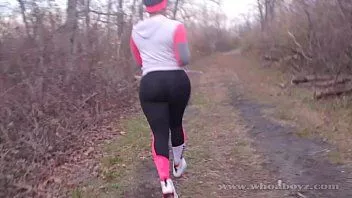 Afspelen Winterjoggen door het bos eindigt met een snelle neukbeurt met voltooiing