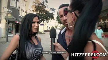 Reproduzir Acompanhante com piercing no mamilo sexo no campo com homem viril