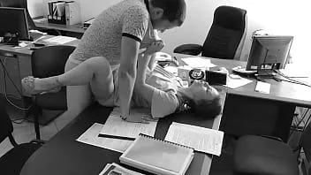 Reproduzir O chefe a fode secretamente para lhe dar um abraço