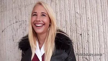 Reproduzir Sexo em público por uma taxa com uma loira bem vestida