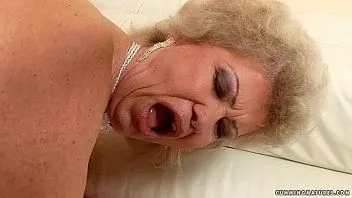 Redare Mama care vrea sa se futa tare in motata ei larga