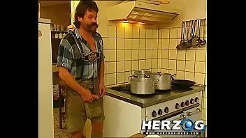 تشغيل ناضجة HD الاباحية مع طاهٍ الملاعين موظفه أثناء الطهي