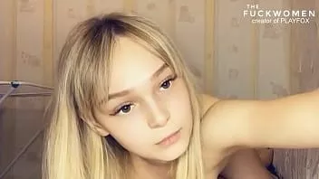 Reproduzir A adolescente loira mais linda chupando pau