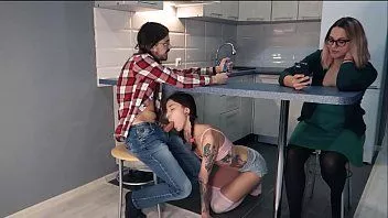 播放 和老婆同桌偷偷吸继女