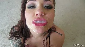 Afspelen POV met een babe die sperma slikt