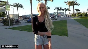 播放 他妈的一个很酷的金发女郎，小乳房和紧致的猫