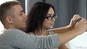 Reproduzir Selfie de casal e sexo anal doloroso com a linda mulher de óculos