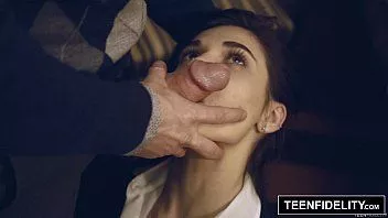 Riproduci La studentessa Michelle Taylor si è scopata in bocca nell'ufficio dell'insegnante