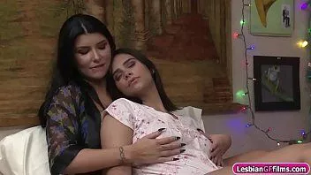 চালান সৎ মা তার মেয়ের গুদ ঘষে এবং চাটতে থাকে