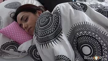 चलाएँ किशोर लड़की ठीक से नहीं जागती क्योंकि वह एक बदमाश प्रेमी है