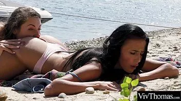 Riproduci Porno a Constanta con due nudisti che si danno la lingua