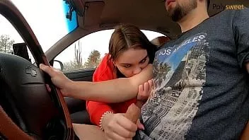 車の中でそれを吸う若い女性とのセックス