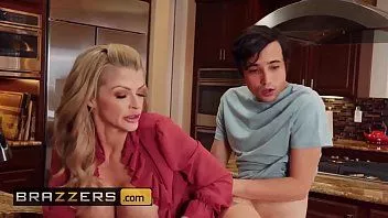 Reproduzir O filho está brincando na peça e ela faz sexo com uma garota de 18 anos