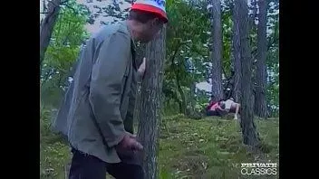 Jouer Des putes domestiques qui vont comme un chien dans la forêt pour pénétrer