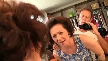 Jouer Trois lesbiennes matures lèchent et partagent avec des blacks à grosse bite