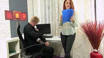 Riproduci Questa bionda ama succhiarsi il pene e preferisce essere scopata sulla scrivania del marito