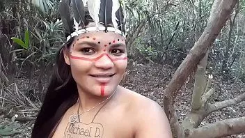 Reproduzir A garota do Trib faz sexo na floresta com um homem estuprado