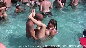 Reproduzir Swingers nudistas fazendo sexo em uma piscina na Flórida