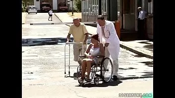 Reproducir Baba en una carriola llevada al hospital y follada por un doctor pervertido