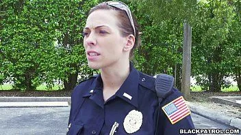 Reproduzir Vídeo Xxx Um Milf e um menino policial fodido por um ladrão