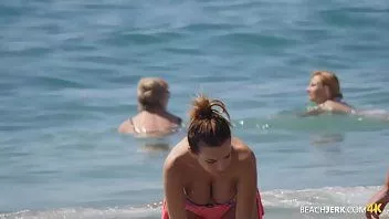 Odtwórz Kompilacja porno z romansami nagich modelek na plaży