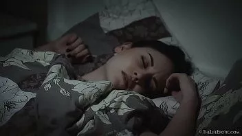 Redare Vise erotice noaptea transformate in masturbare cu orgasm