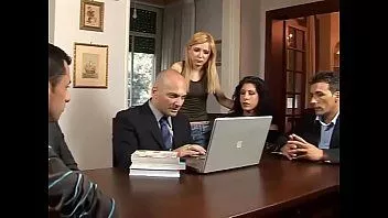 Redare Dupa intalnirea de afaceri patronii fac sex in grup cu secretara