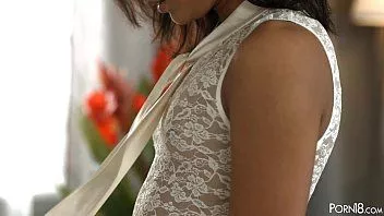 Abspielen Das magere Mädchen aus dem Solarium hat Sex in ihrer rosa Muschi