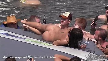 Reproduzir Um menino de piscina lambe a buceta de seu bebê em público