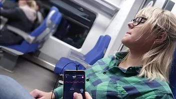 Reproduzir A esposa pede um boquete no trem