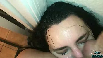 Reproducir Padrastro con polla pequeña recibe una mamada profunda de una niña menor de edad