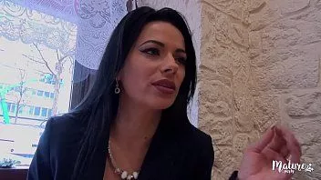 Play Cosmina married woman invited to the terrace and to the hotel for sex
