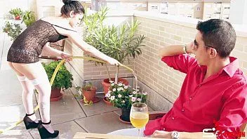 Il giardiniere scopa il suo capo quando la moglie è fuori casa, lui torna a casa e comincia a scoparsela