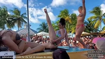 Reproduzir Sexo com buceta que fode na piscina