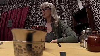 Redare Sex oral facut de femeie matura chelnerului in restaurant