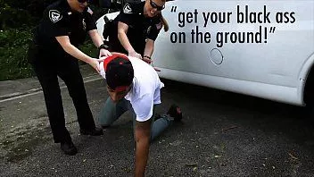 播放 那些警察激怒了他，很遗憾他们让他撒谎