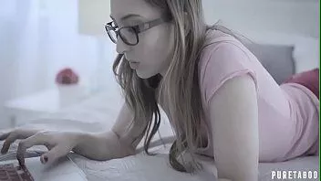 Oynat Sarışın milf, erkek arkadaşının tüm horozunu ağzına almak istiyor çünkü o geçti.