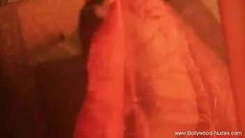 চালান সুস্বাদু স্তন সঙ্গে চমত্কার বেলি ড্যান্সার যারা চোদা হতে চায়
