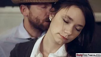 Reproduzir Garota sexy se despe e deixa o namorado foder sua buceta