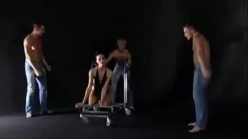Reproducir Besos calientes en el cuello de su pareja que se excita terriblemente