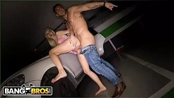 Reproducir La chica que chupa polla en un estacionamiento cuando entra a un baño de la calle y se la meten