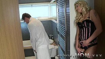 Riproduci L'esperienza nel sesso parla da sola perché ha imparato ogni movimento nel modo più duro