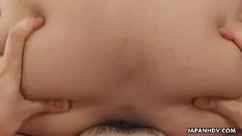 Riproduci Una ragazza giapponese molto sexy con il seno piccolo e la figa calda accetta di farsi scopare